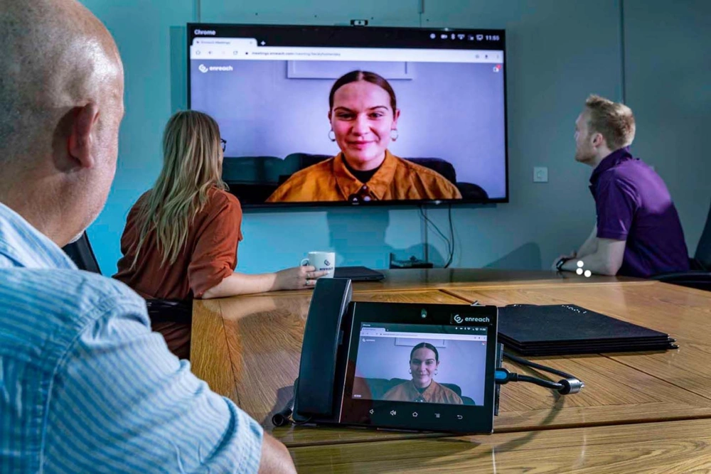 Videovergadering via Enreach in een vergaderruimte